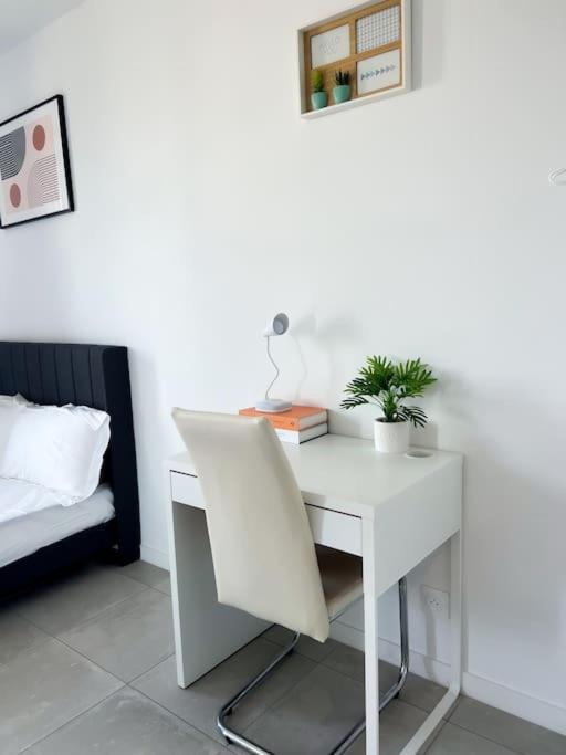 In With Free Parking Appartement